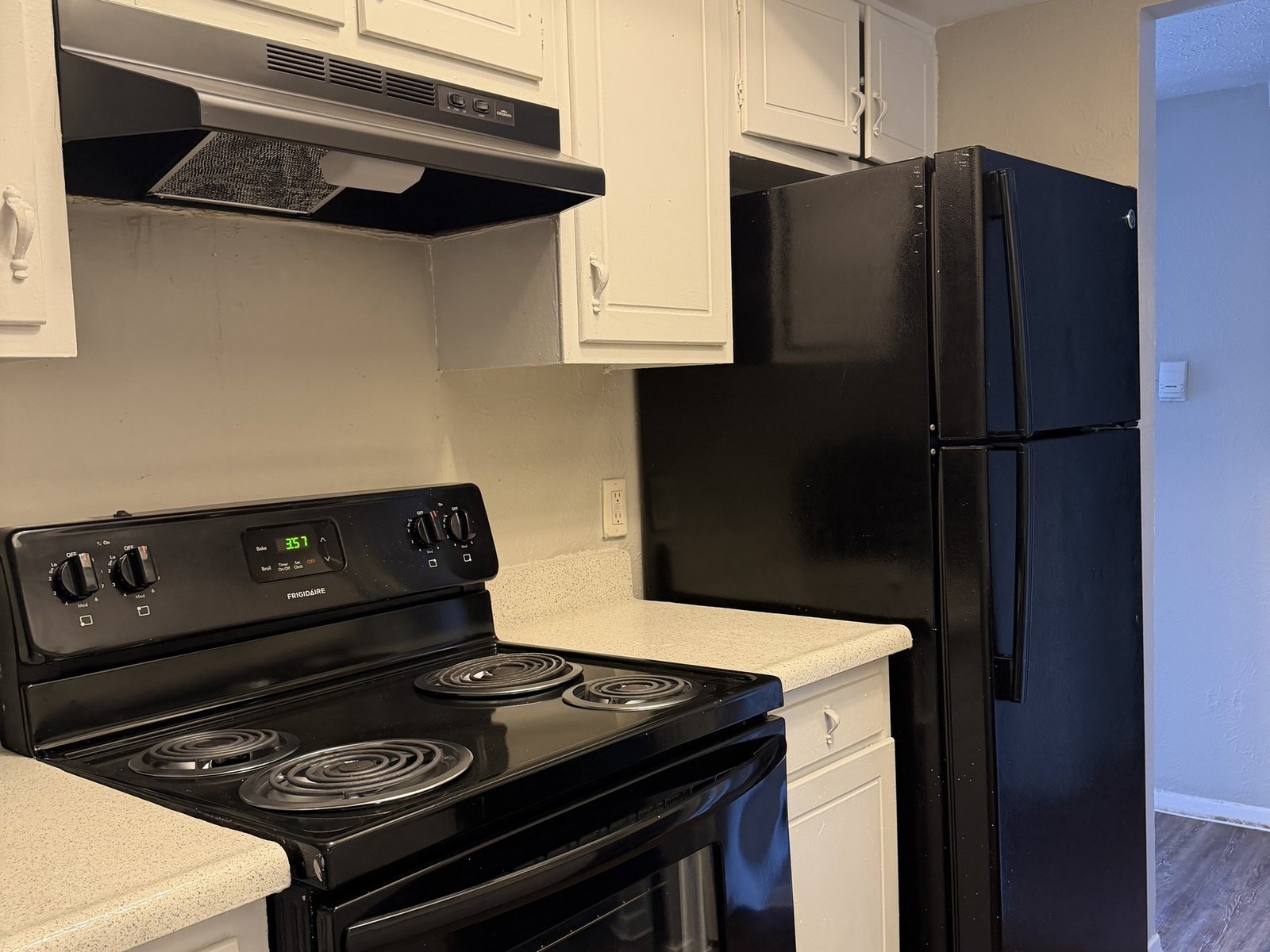 Cocina renovada dentro de un apartamento de The Palace